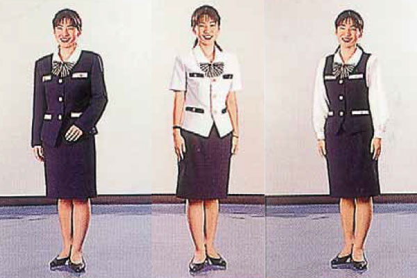 女性行員の制服一新