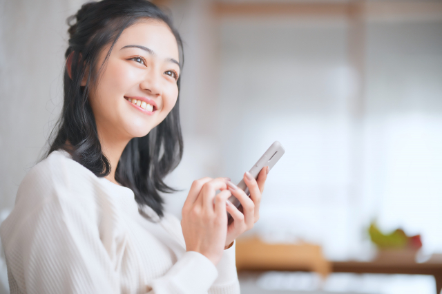 スマートフォンでネットバンキングを利用するイメージ
